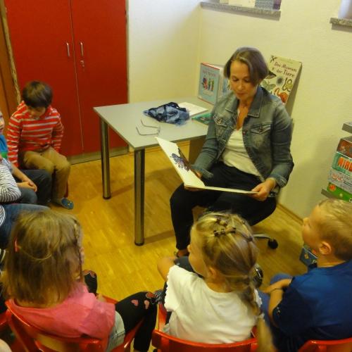 Besuch der Gemeindebücherei 1a