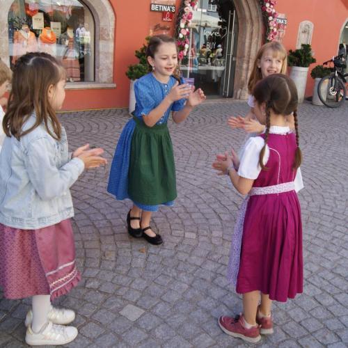 Die 2b beim Platzlsingen in Rattenberg