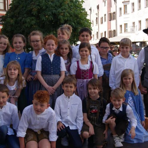 Die 2b beim Platzlsingen in Rattenberg