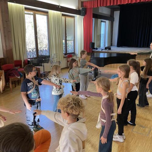 Wir tanzen Hip Hop zu Falcos "Rock Me Amadeus"