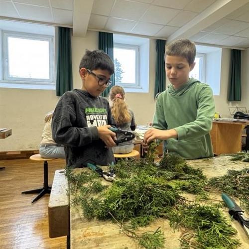 Die Burschen schneiden die Zweige zu