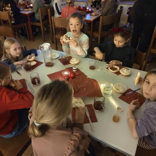 Gemeinsames Frühstück schmeckt allen nochmal so gut