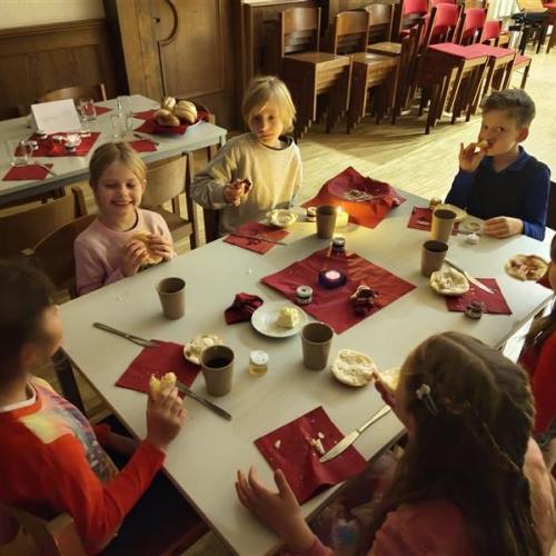 Gemeinsames Frühstück schmeckt allen nochmal so gut