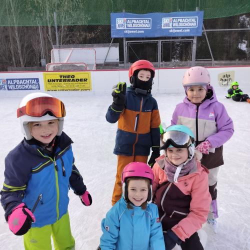 Eislaufen in Alpbach mit den 1. Klassen