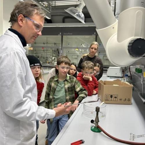 Gut geschützt, wartet man gespannt, was wohl passiert