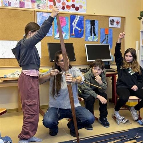 Frau Pichler zeigt uns wie man jagt ...