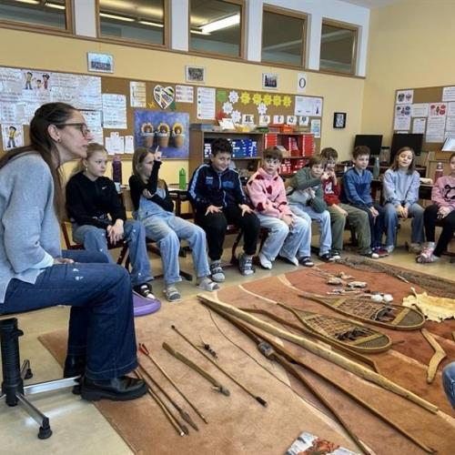 Frau Pichler zeigt uns nützliches aus der Steinzeit