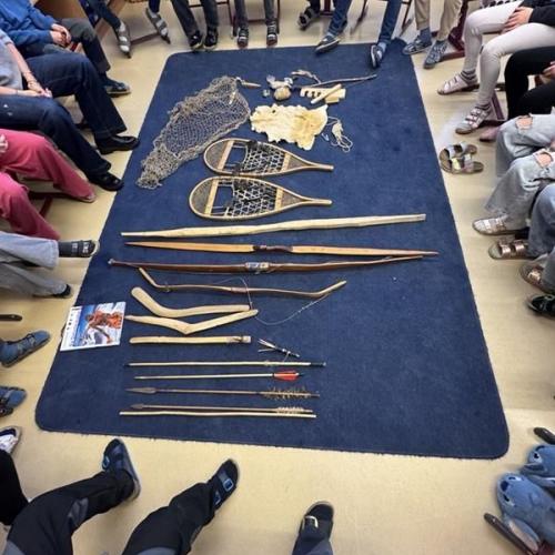 Eine Auswahl an Steinzeitutensilien