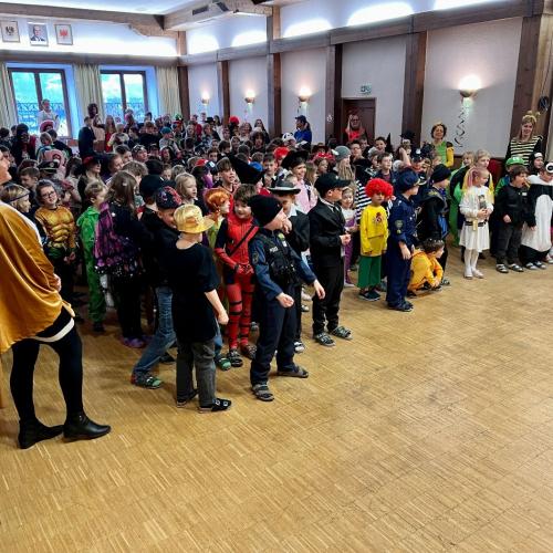 Ein Saal voller bunt gekleideter Faschingsfans