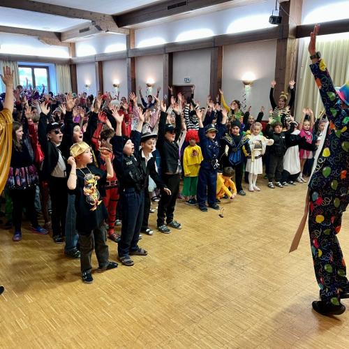 Mit Pfarrer Martin feierten wir einen fröhlichen und lautstarken Wortgottesdienst