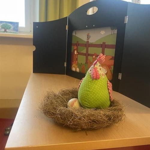 Hahn Heinrich möchte lieber brüten statt krähen :-)