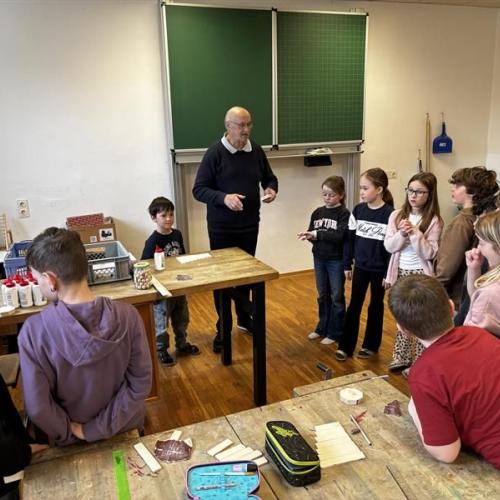 Herr Fritz erklärte uns, wie man so ein Rührxylophon herstellt