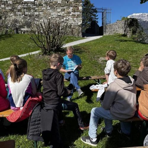 Bei strahlendem Sonnenschein liest Hans Moser uns vor