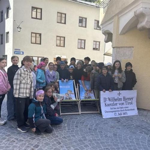 Die 3b und 4c in Rattenberg auf dem Weg zum Schlossberg