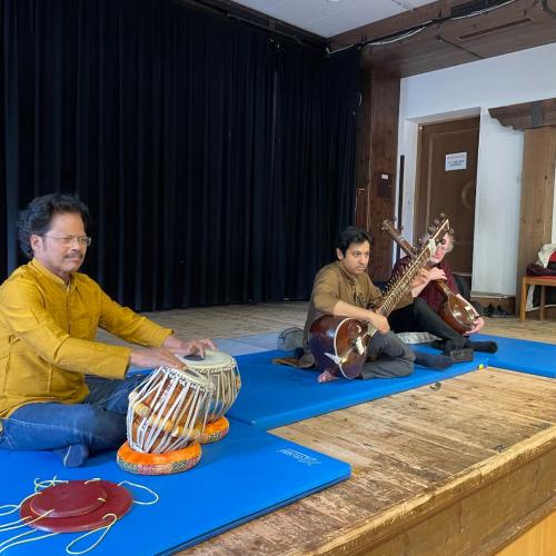 Sohini Chowdhury und seine Kolleg:innen, brachten Musik und Tanz aus Indien in unserer Schule