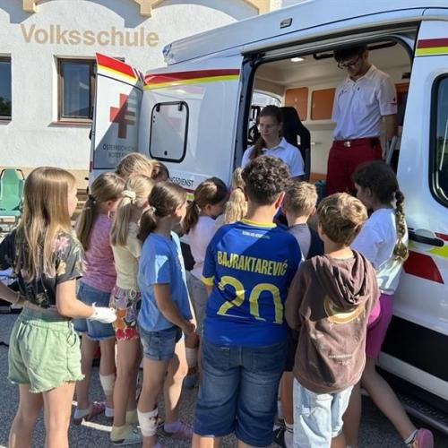 Die 4c bei der Begutachtung des Innenlebens eines Rettungswagens 