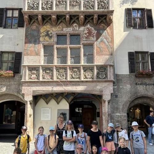 Das Goldene Dachl und die 4c im Vordergrund