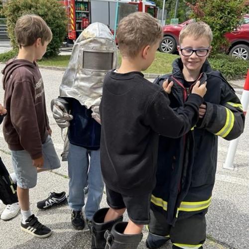 So eine Feuerwehrausrüstung kann ganz schön schwer sein