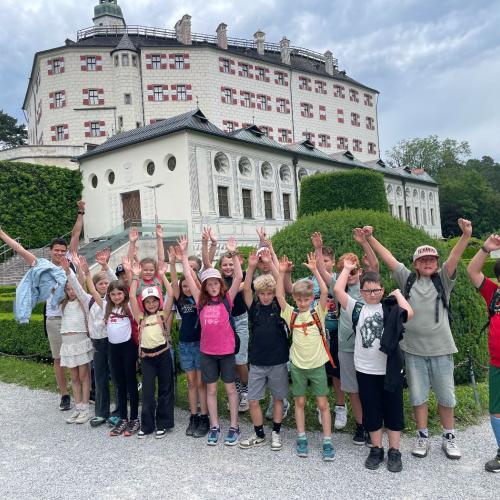 Die 4b auf dem Schlossgelände