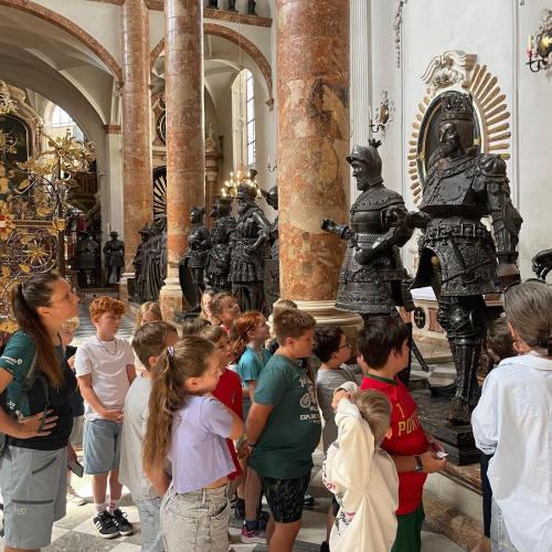 Die 4b in der lauscht der Führung in der Hofkirche