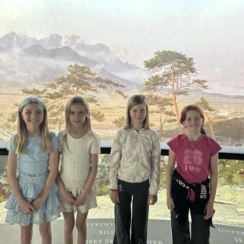 4 hübsche Damen vor dem Tirol Panorama