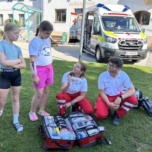 ... und wie das Handwerkszeug der Rettungssanitäter:innen aussieht
