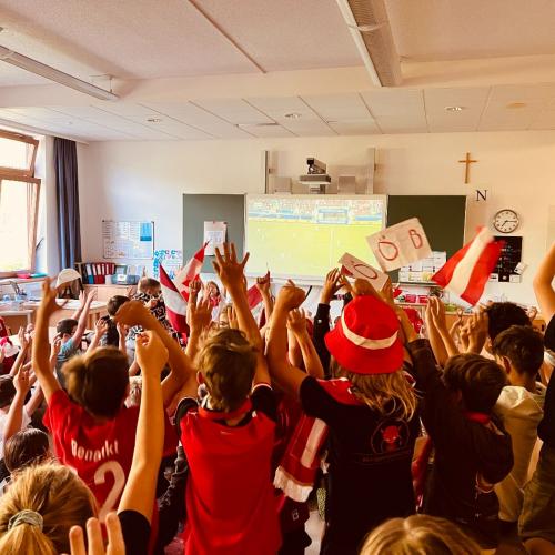 Die ersten La Ola's gehen durch die Klassenzimmer