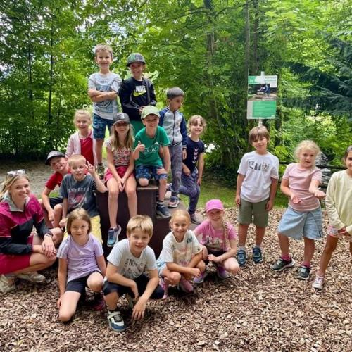 Die Klasse 1b mit Ihrer Lehrerin Sophie Bletzacher