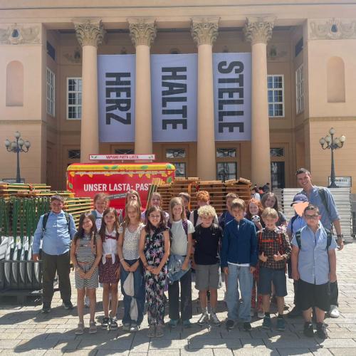Die 4b vor dem Landestheater