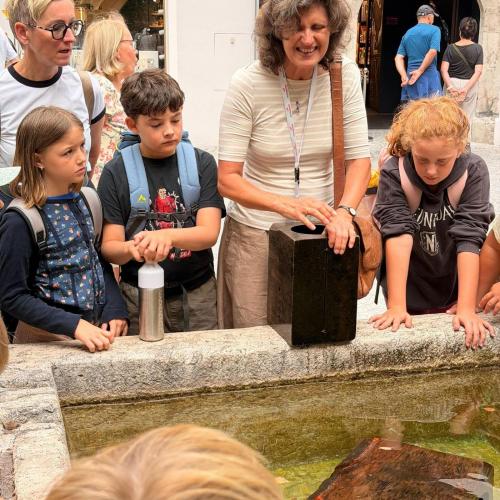 Unsere Führerin Beate erklärte uns viel über Rattenberg, hier am Notburgabrunnen