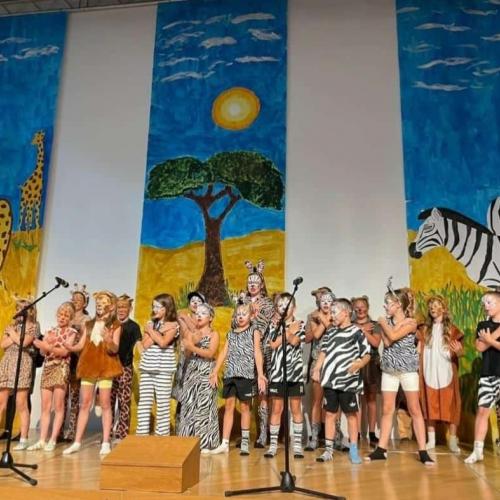 Die Schüler:innen der VS Alpbach gestalteten das tolle Musical "Tuishi Pamoja"