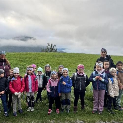 Die Kinder der 1a mit ihren Lehrpersonen