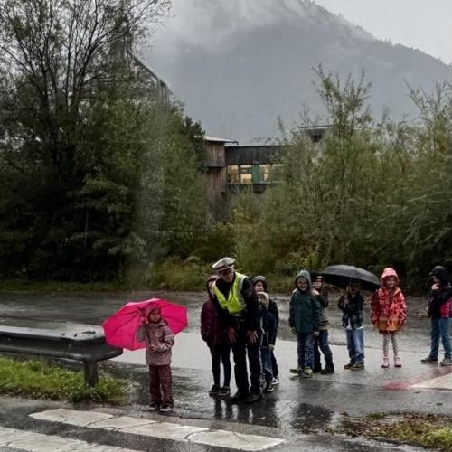 Die Polizistin zeigt uns, wie's richtig geht.