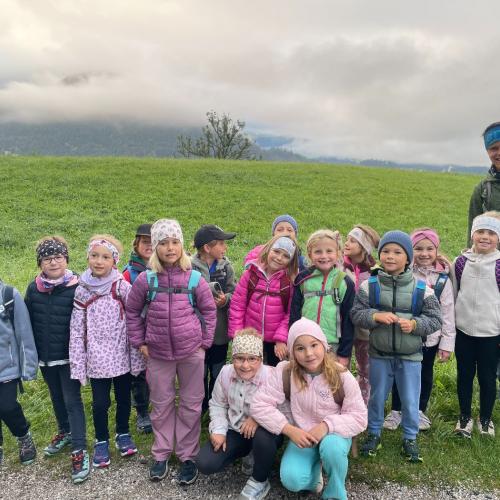 Die Kinder der 1m mit ihrer Lehrperson