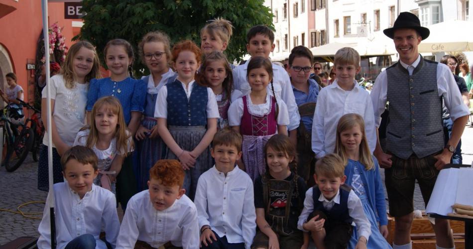 Die 2b beim Platzlsingen in Rattenberg