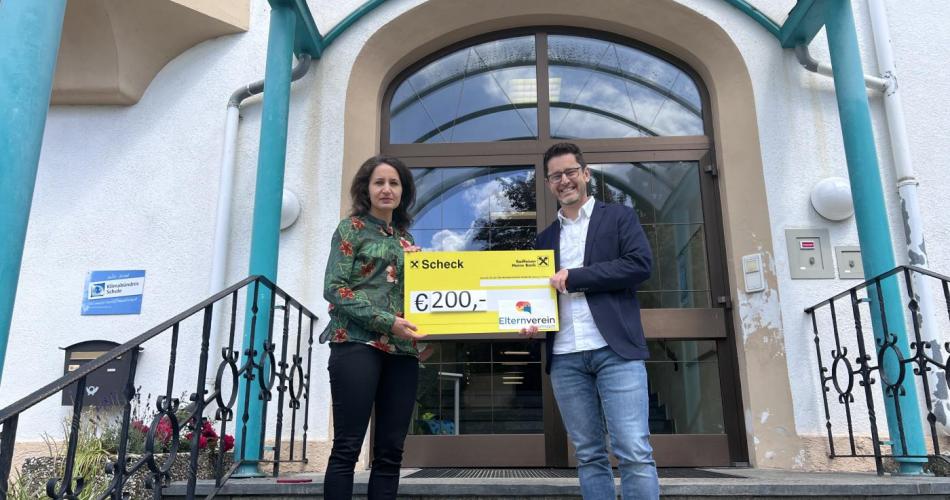 Übergabe eines Schecks vom Elternverein Kramsach an die Volksschule Kramsach