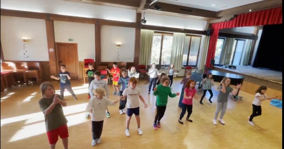 Wir tanzen Hip Hop zu Falcos "Rock Me Amadeus"