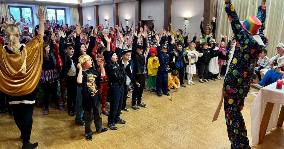 Mit Pfarrer Martin feierten wir einen fröhlichen und lautstarken Wortgottesdienst