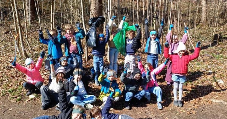 Mit viel Engagement sagten die Kinder dem Müll den Kampf an
