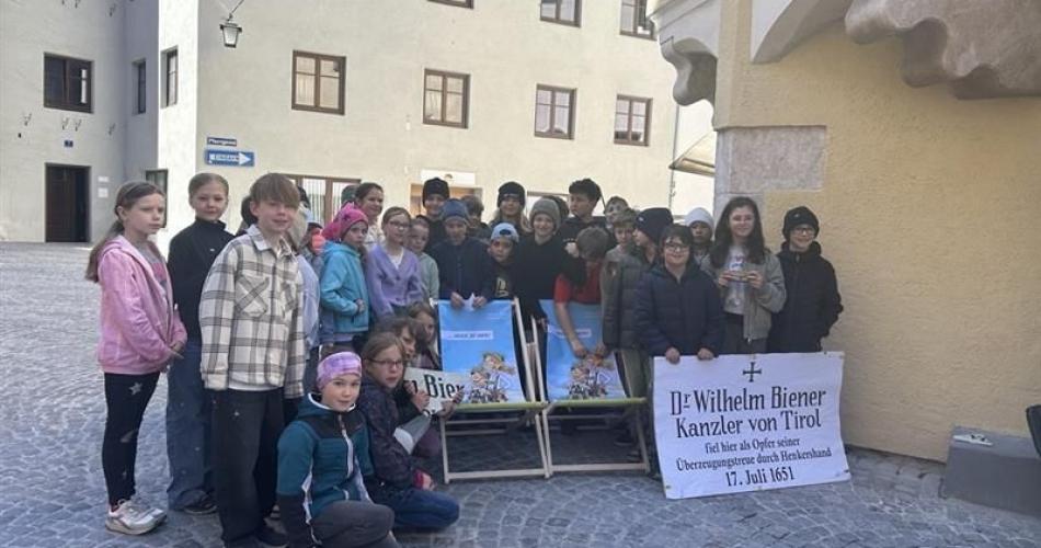 Die 3b und 4c in Rattenberg auf dem Weg zum Schlossberg