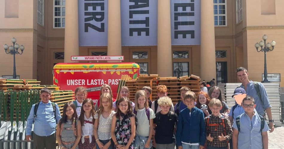 Die 4b vor dem Landestheater