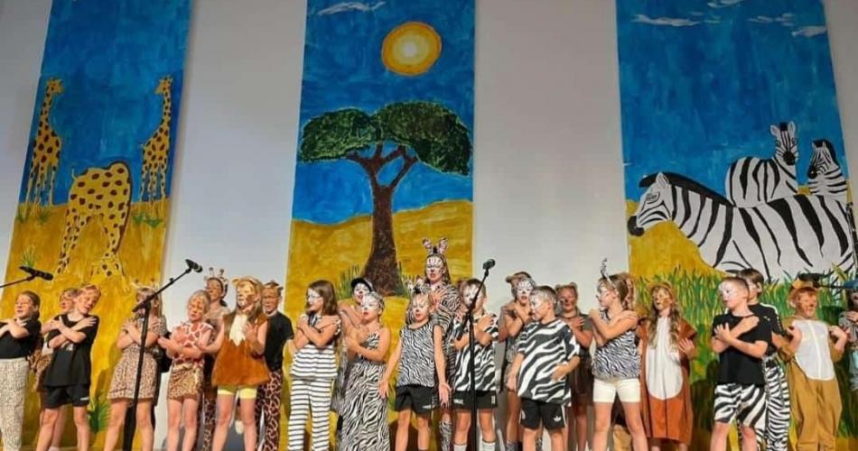 Die Schüler:innen der VS Alpbach gestalteten das tolle Musical "Tuishi Pamoja"